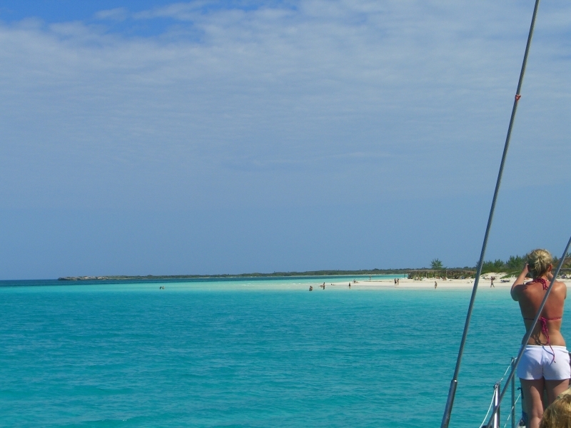 Une plage visité en catamaran